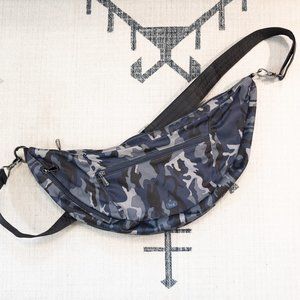 NWOT Lug Camo Navy Boomerang FS Sling Crossbody Bag